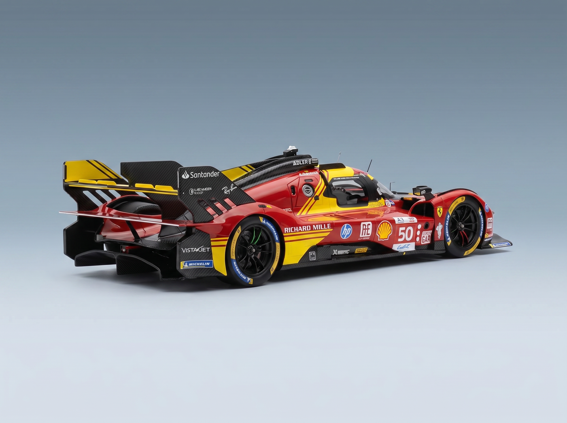 Rotes und gelbes Ferrari-Modellauto im Maßstab 1:50 mit Shell- und Richard-Mille-Lackierung, präsentiert von Vroomi