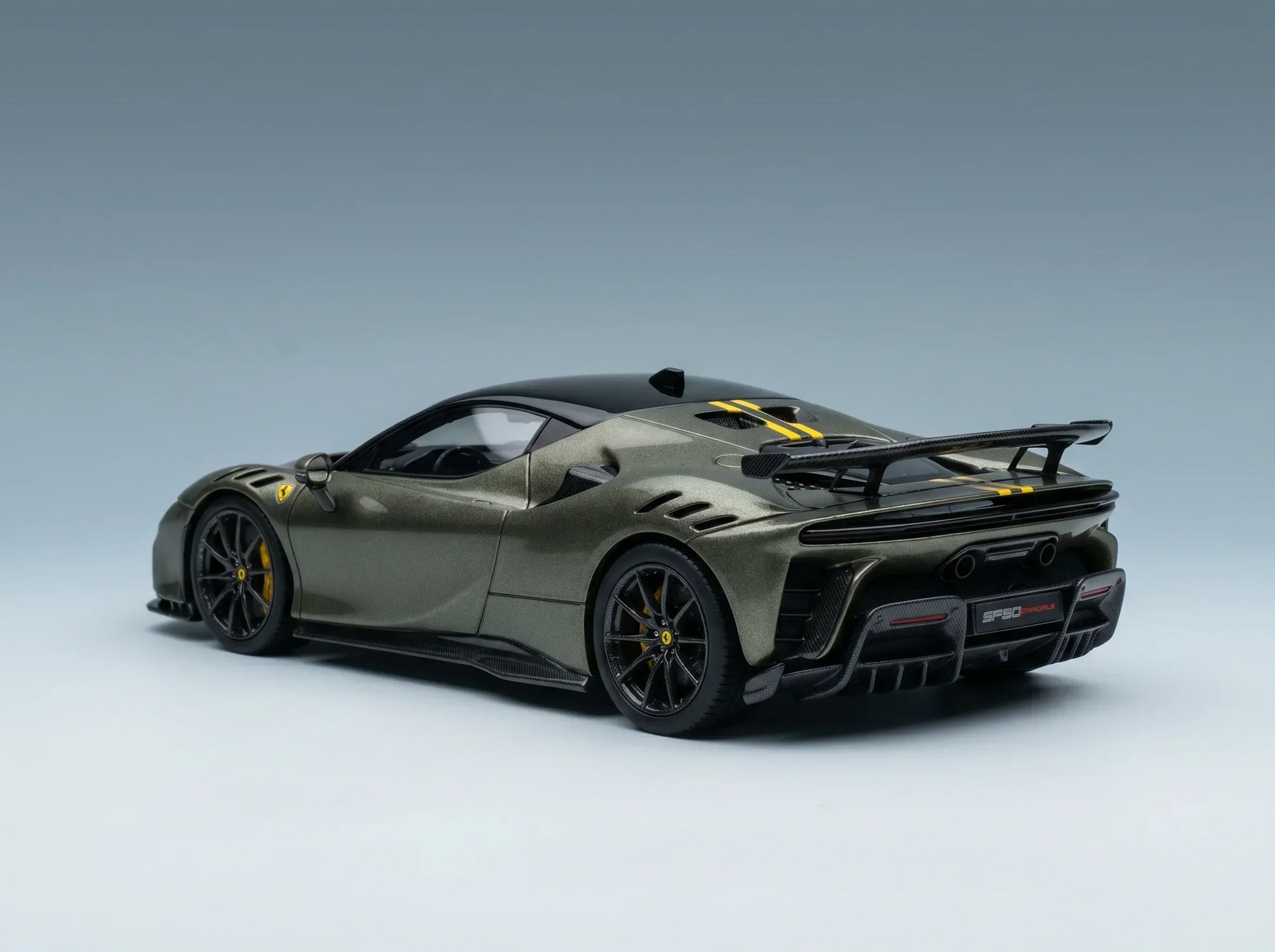 FERRARI - SF90 XX STRADALE 2024 - VERDE MASONI - MATGROEN-ZWART Vroomi Schaalmodellenwinkel