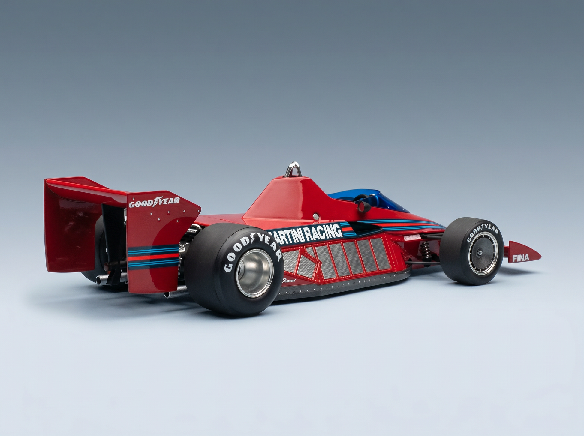 Red Martini Racing-schaalmodelauto met Goodyear-banden, gepresenteerd door Vroomi voor verzamelaars