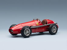 Rotes Ferrari-Modellauto mit Pirelli-Reifen, präsentiert von Vroomi für Sammler