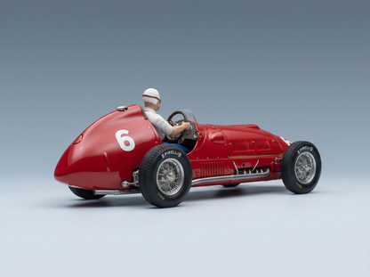 Rotes Vintage-Rennwagen-Modell mit Fahrer, Startnummer 6, Pirelli-Reifen — Vroomi