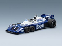 Blau-weißes Formel-1-Modellauto aus den 1970er Jahren mit Elf- und Goodyear-Logos, präsentiert bei Vroomi