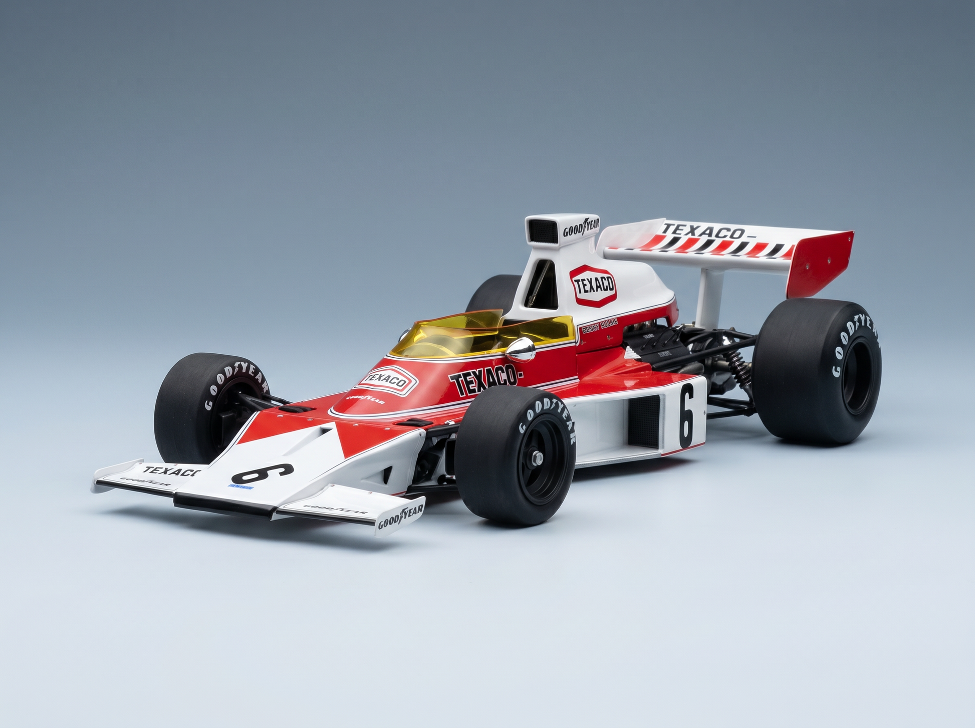 Modèle réduit rouge et blanc d'une voiture de Formule 1 Texaco, équipé de pneus Goodyear, numéro 6, de la marque Vroomi