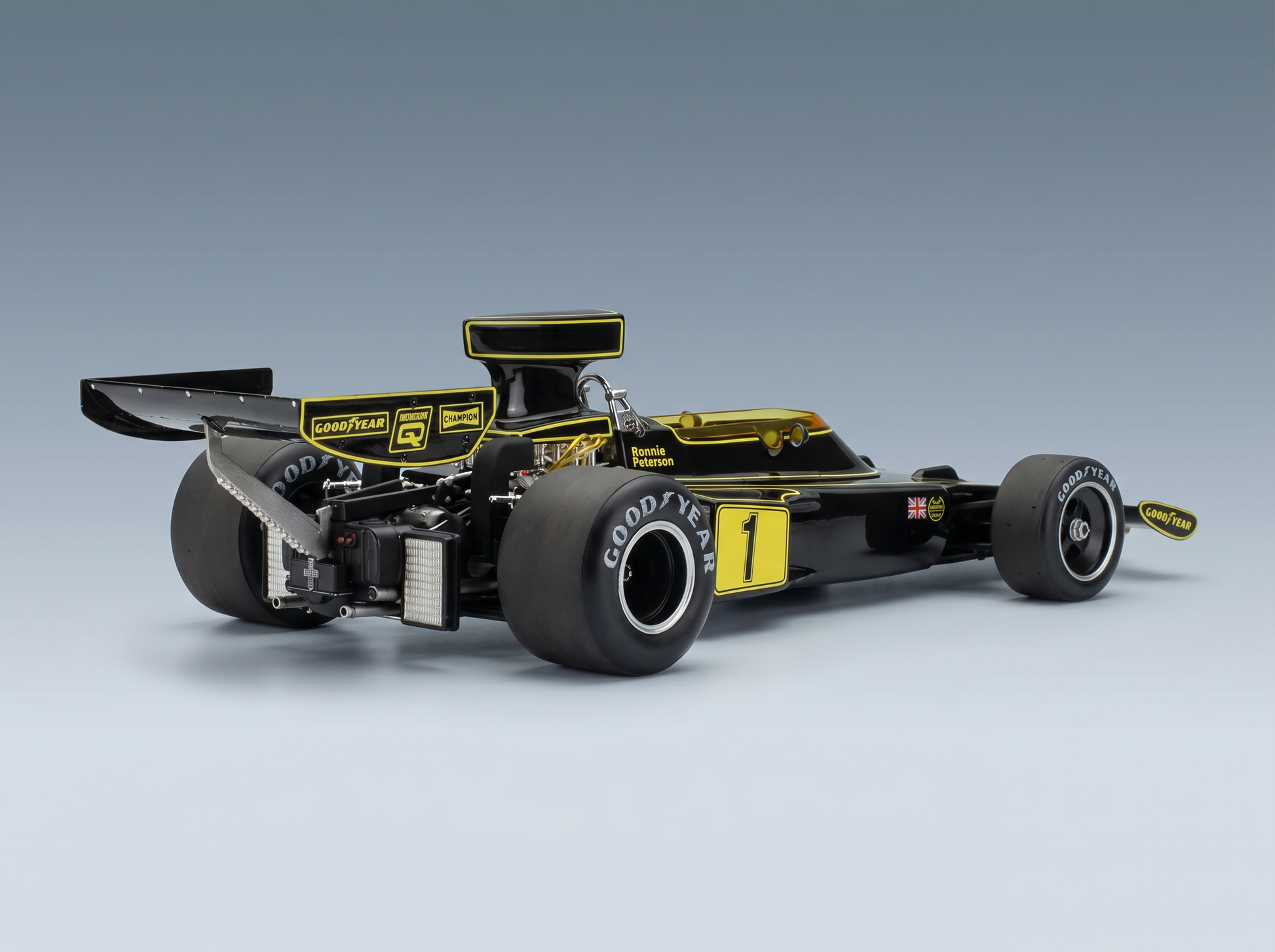 Schwarz-gelbes Modellauto mit Goodyear-Reifen und Ronnie-Peterson-Lackierung von Vroomi