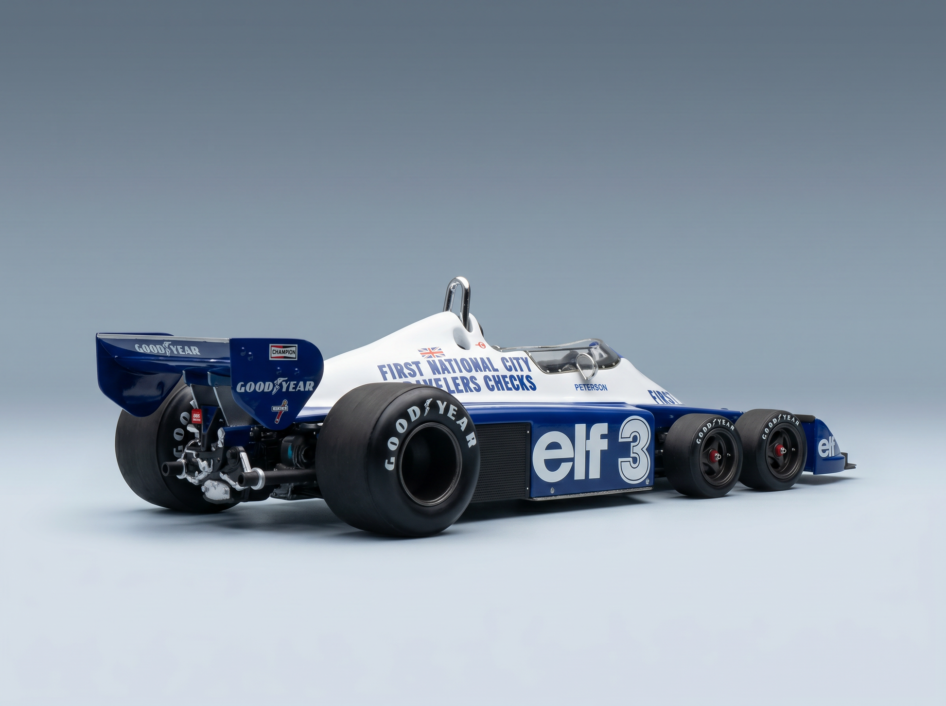 Blau-weißes Modellauto mit Goodyear-Reifen, „elf 3“-Logo und Details aus der Vroomi-Kollektion.