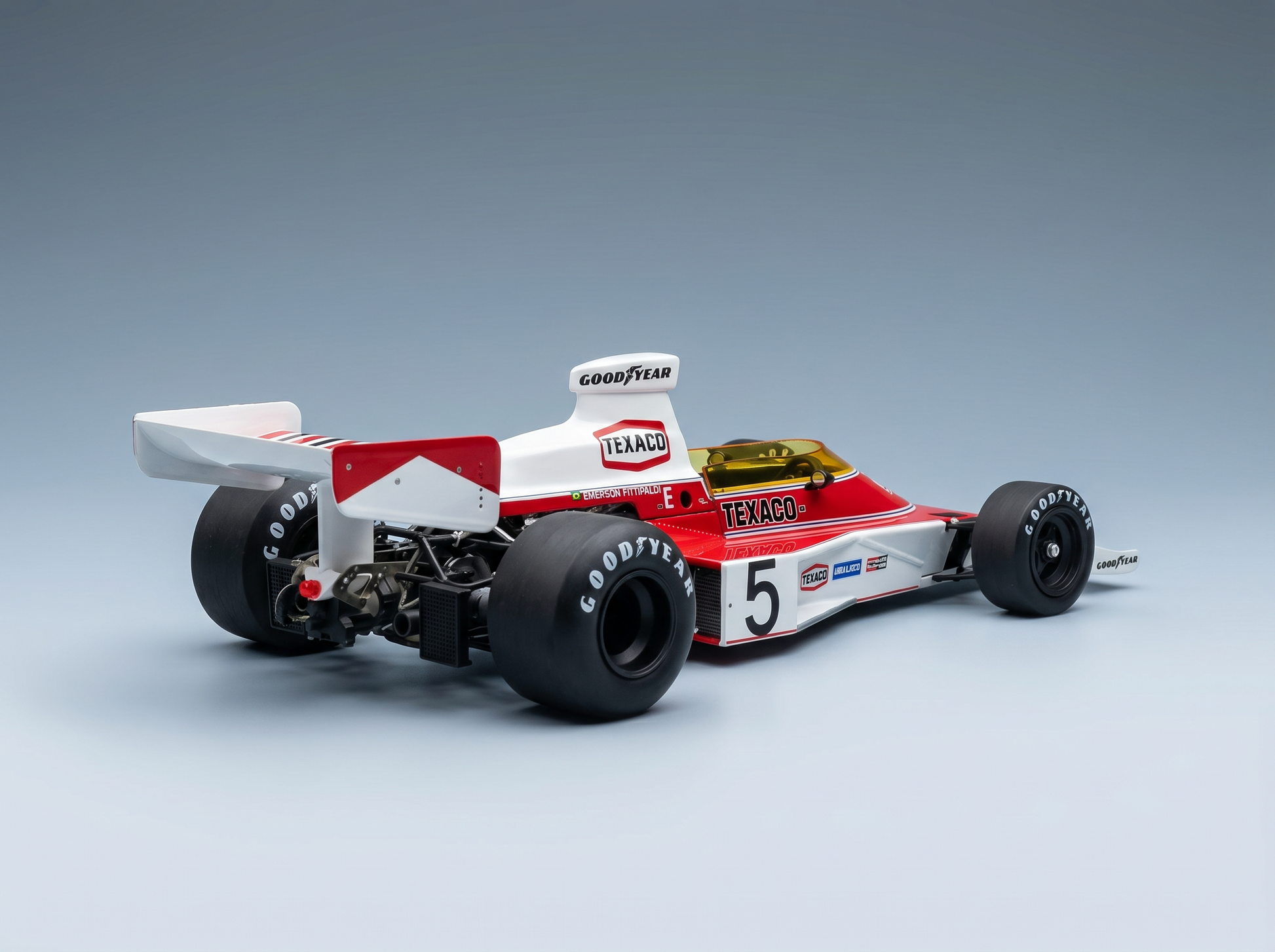 Modèle réduit de voiture Texaco n° 5 rouge et blanche, équipée de pneus Goodyear, présenté par Vroomi pour les collectionneurs.