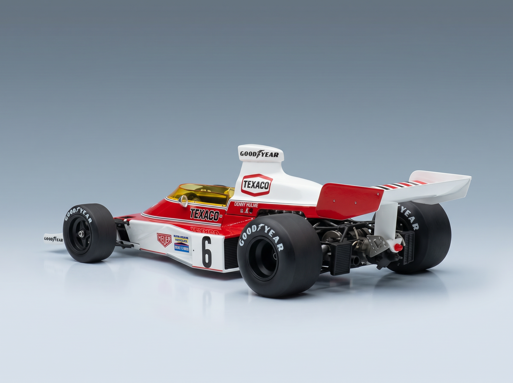 Maquette de voiture de Formule 1 Texaco rouge et blanche équipée de pneus Goodyear, présentée sur Vroomi