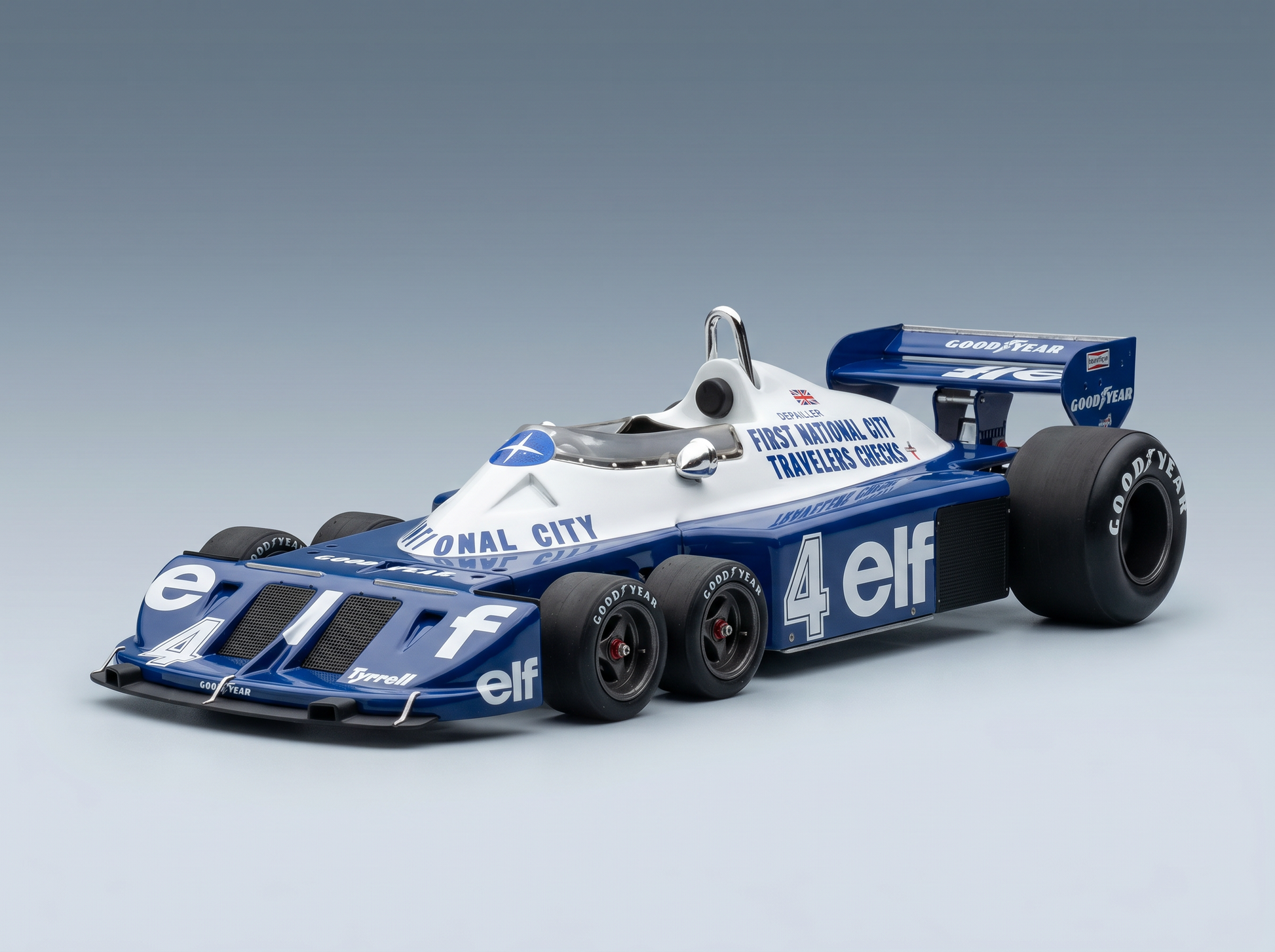 Blau-weißes Modellauto im Maßstab 1:18 mit den Markenlogos von Elf und Goodyear, ausgestellt bei Vroomi