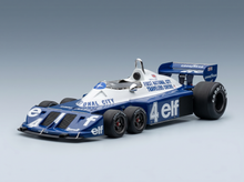 Blau-weißes Modellauto im Maßstab 1:18 mit den Markenlogos von Elf und Goodyear, ausgestellt bei Vroomi