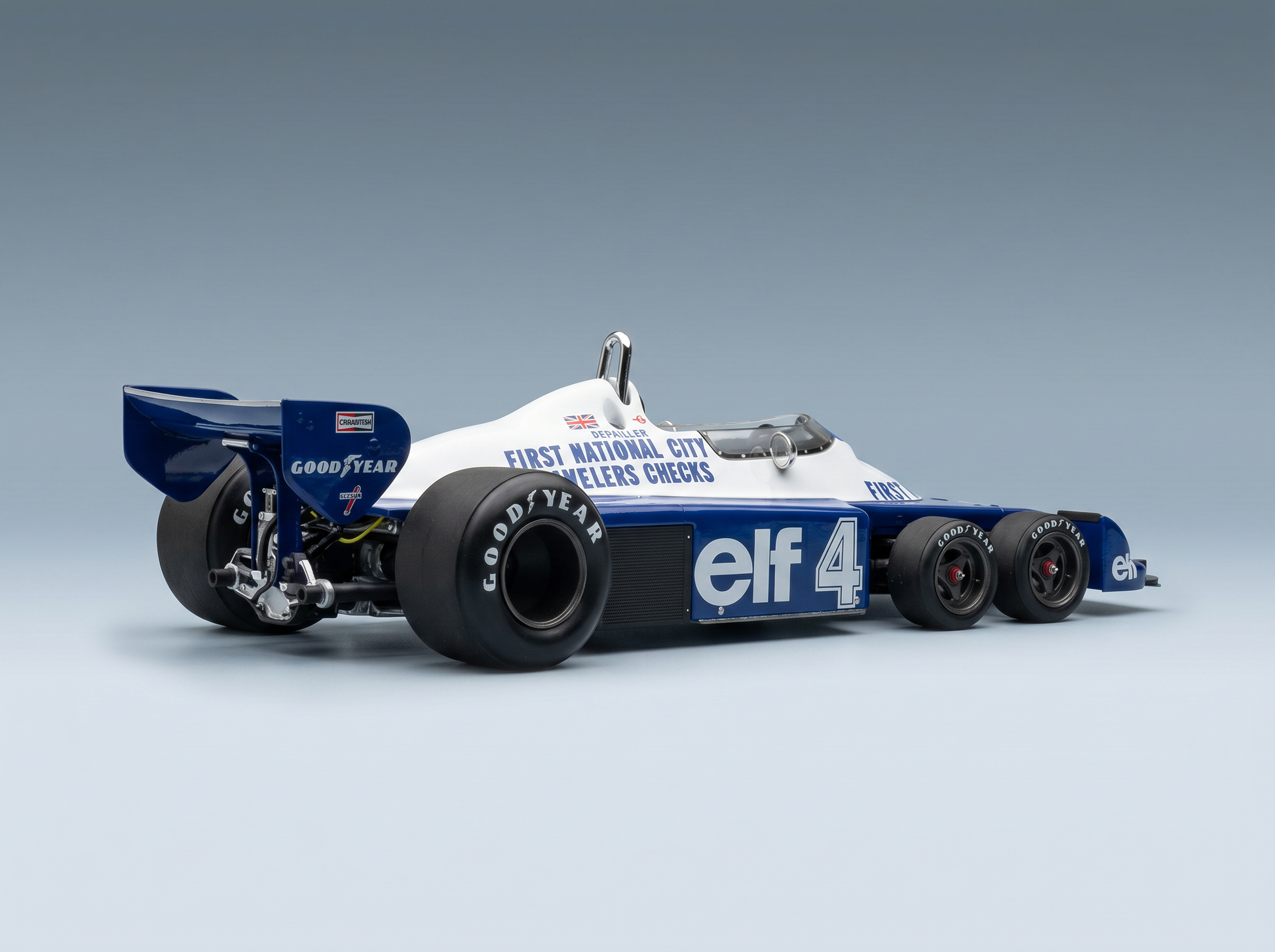 Blau-weißes Elf-Modellauto im Maßstab 1:4 mit Goodyear-Reifen, präsentiert von Vroomi für Sammler.