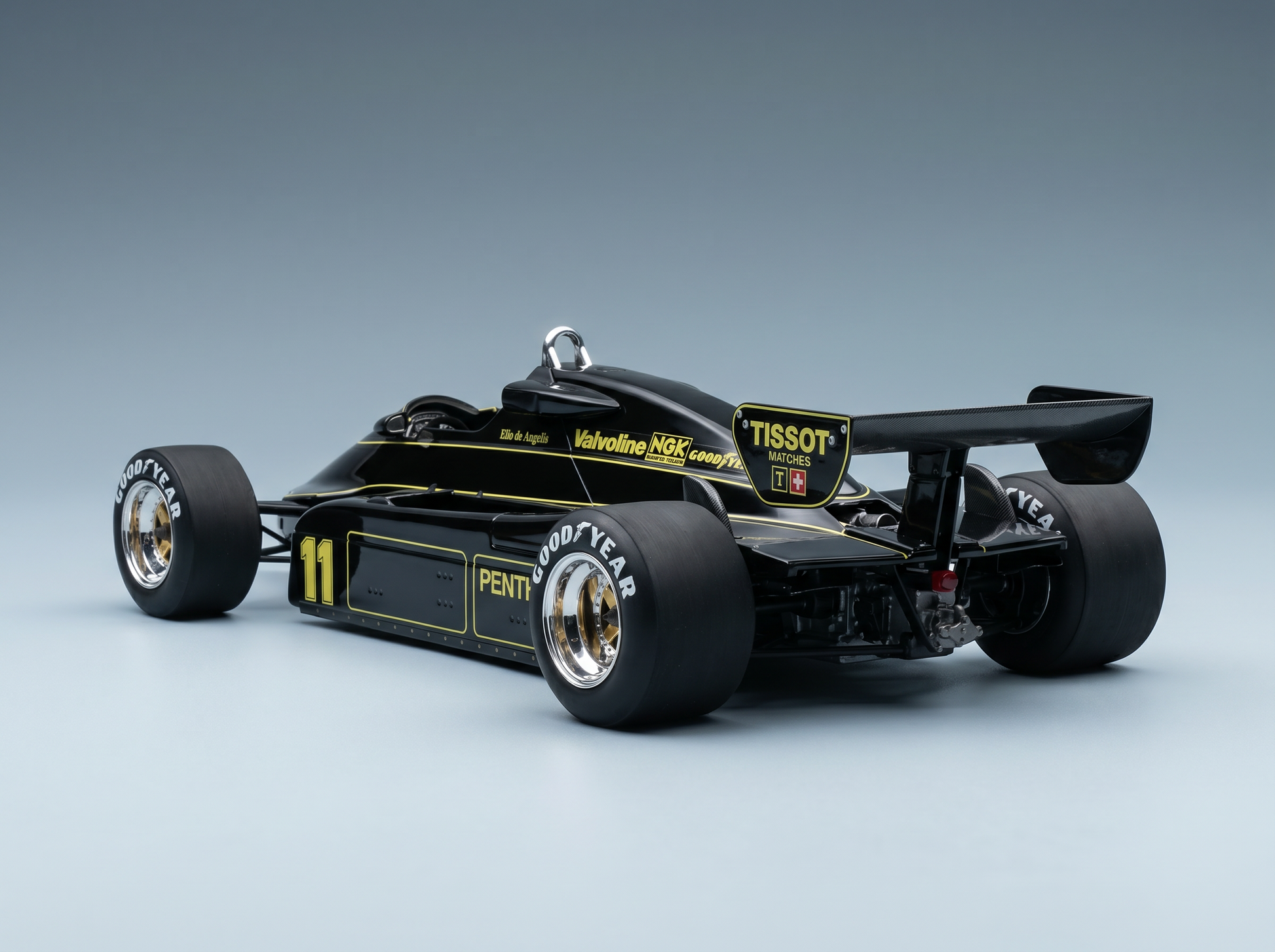 modellino in scala nero e oro modellino i loghi di Tissot, Goodyear e Valvoline, in esposizione da Vroomi