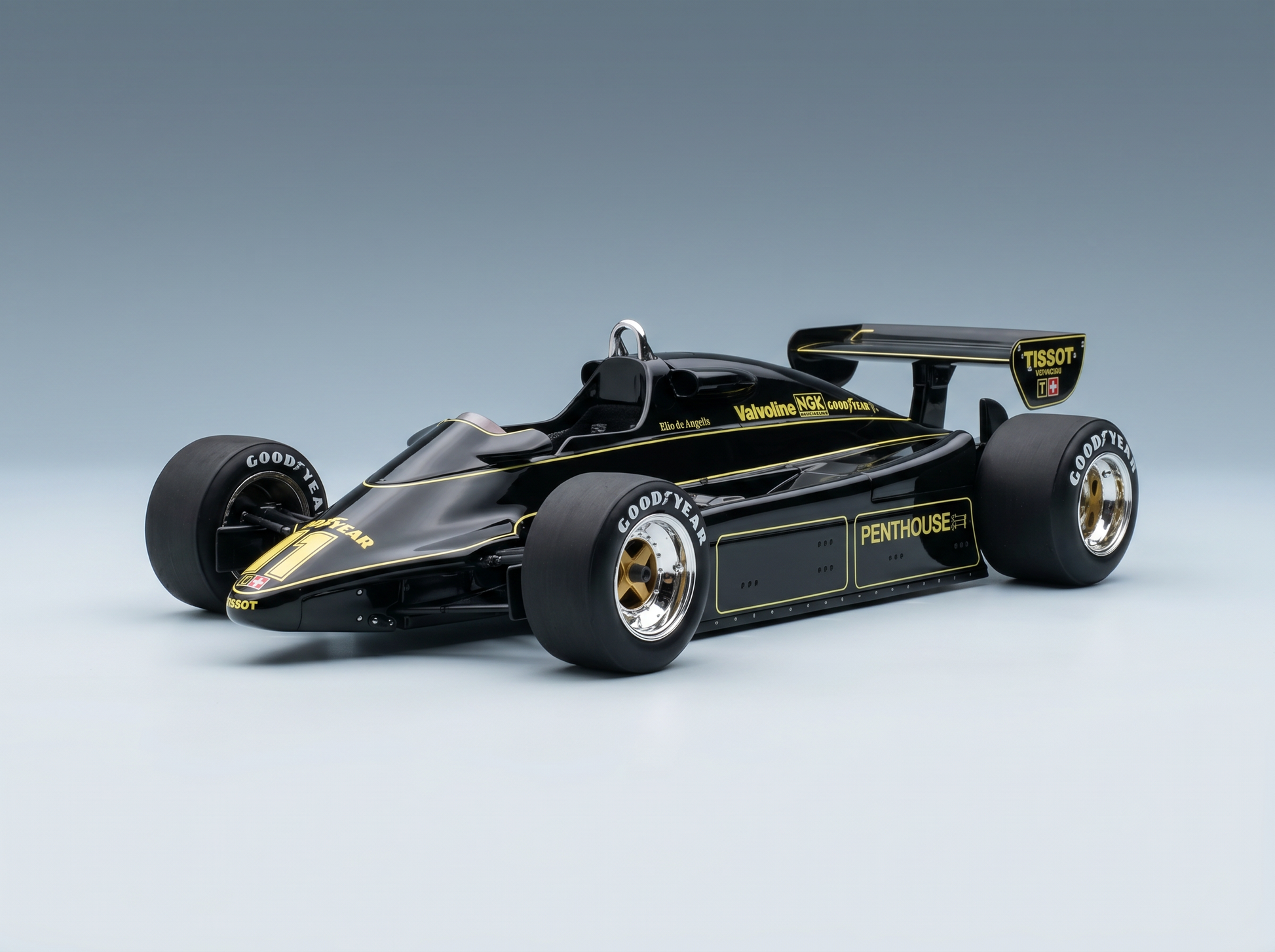 modellino in scala nero e oro modellino pneumatici Goodyear, presentato da Vroomi per i collezionisti.