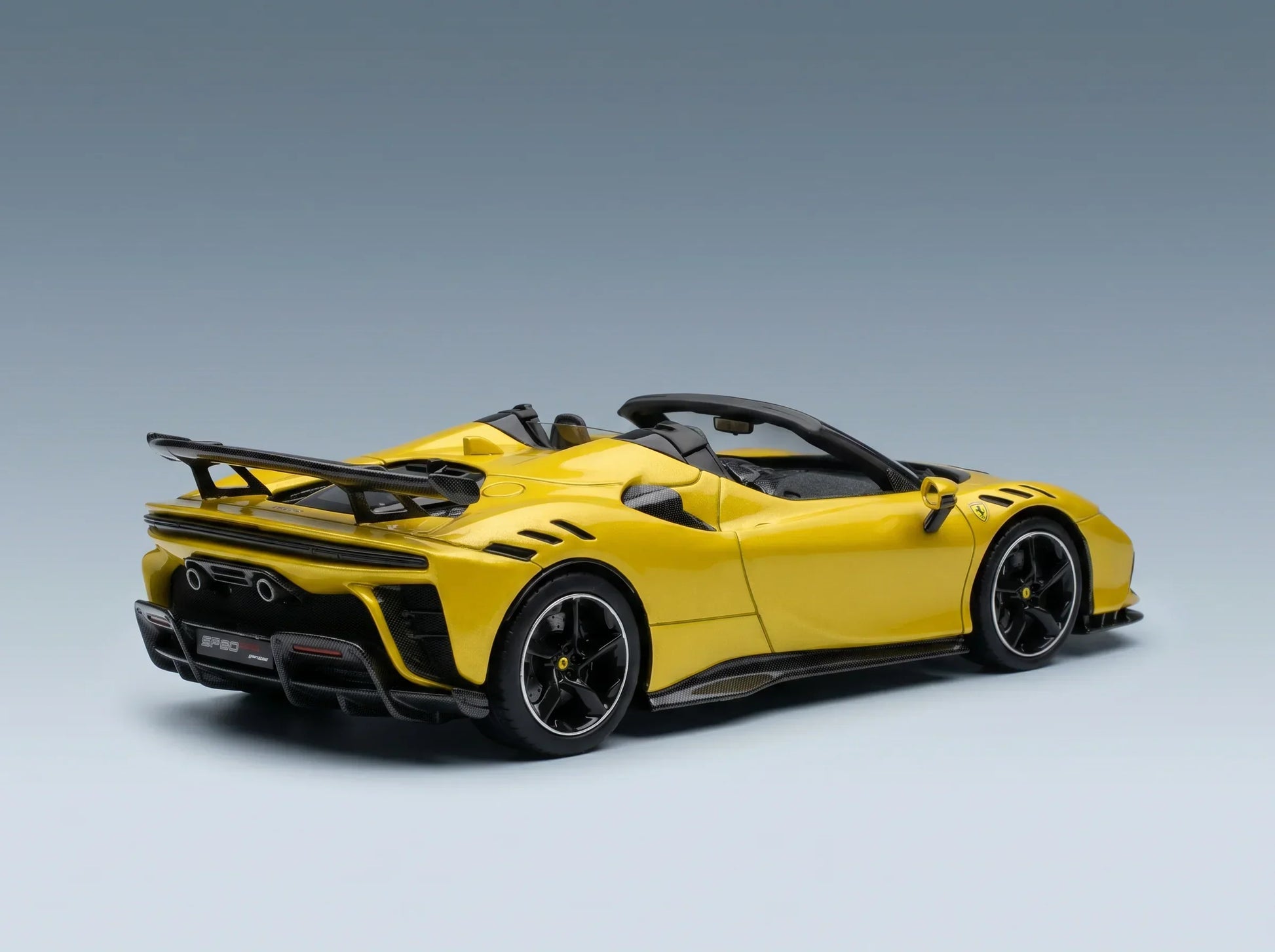 FERRARI - SF90 XX STRADALE SPIDER 2024 - GIALLO MONTECARLO - GEEL MET ZWART Vroomi Schaalmodellenwinkel