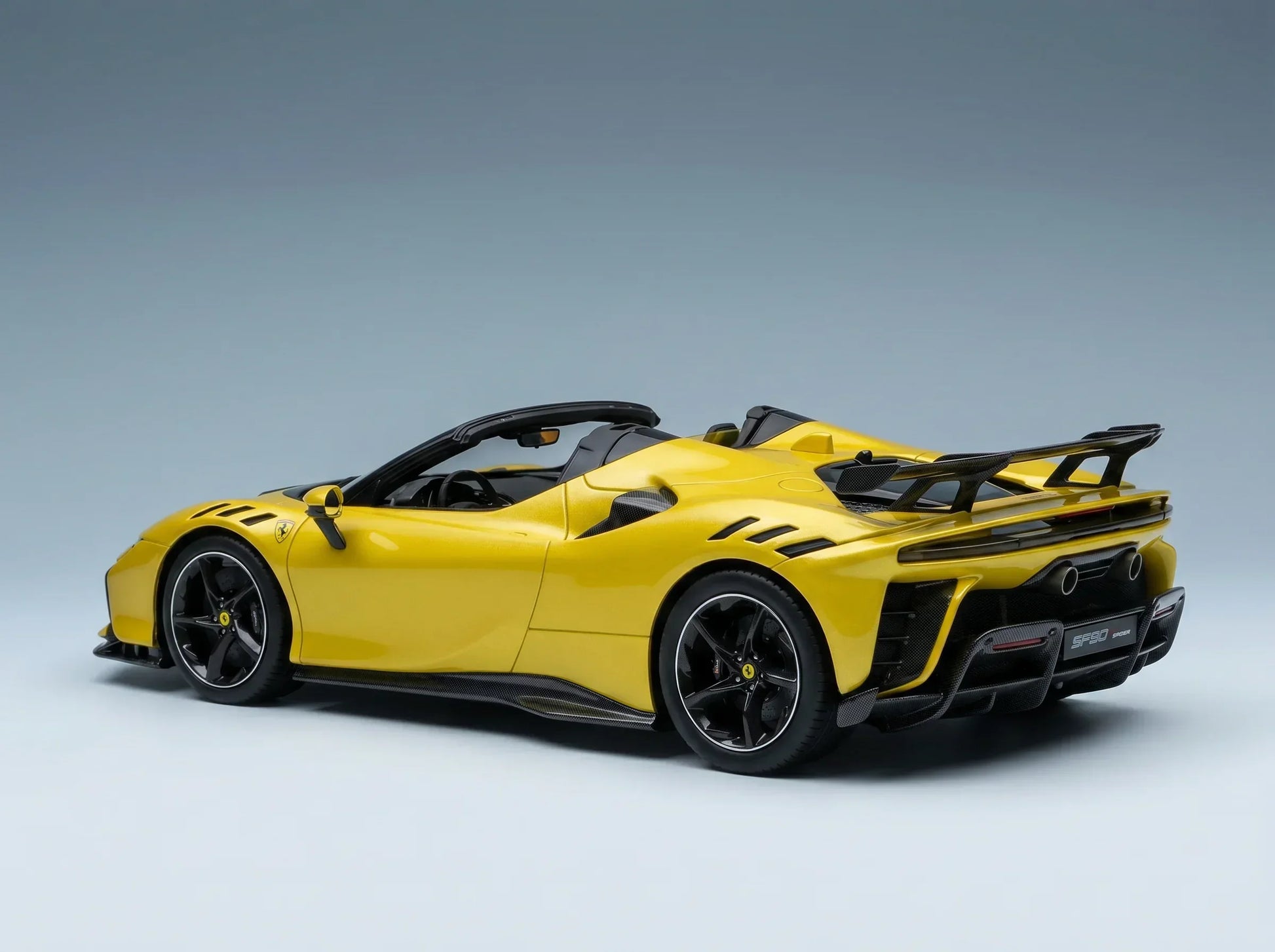 FERRARI - SF90 XX STRADALE SPIDER 2024 - AVEC VITRINE - GIALLO MONTECARLO - JAUNE MÉTALLISÉ ET NOIR - Boutique de modèles réduits Vroomi