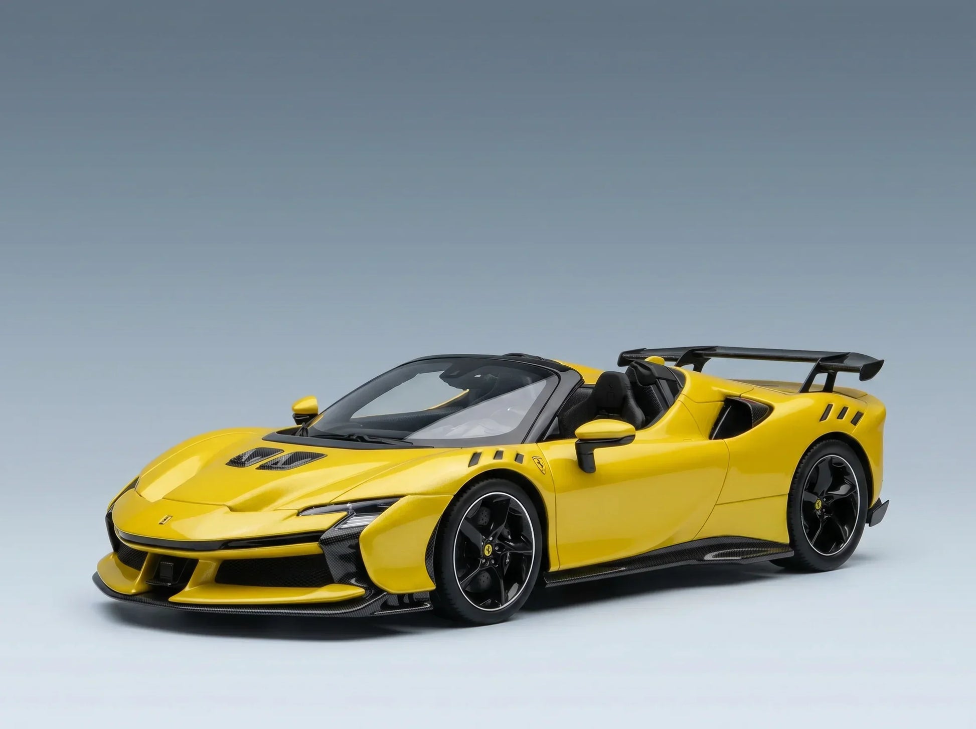 FERRARI - SF90 XX STRADALE SPIDER 2024 - AVEC VITRINE - GIALLO MONTECARLO - JAUNE MÉTALLISÉ ET NOIR - Boutique de modèles réduits Vroomi