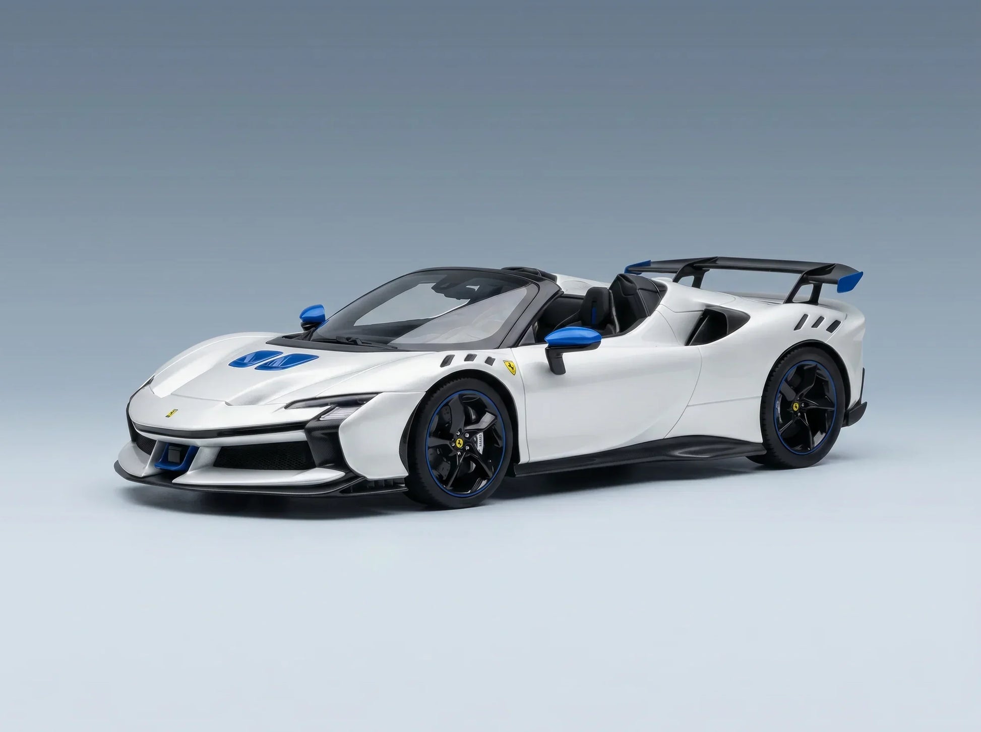 FERRARI - SF90 XX STRADALE SPIDER 2024 - AVEC VITRINE - ARGENTO NURBURGRING - ARGENT, BLEU, NOIR - Boutique de modèles réduits Vroomi