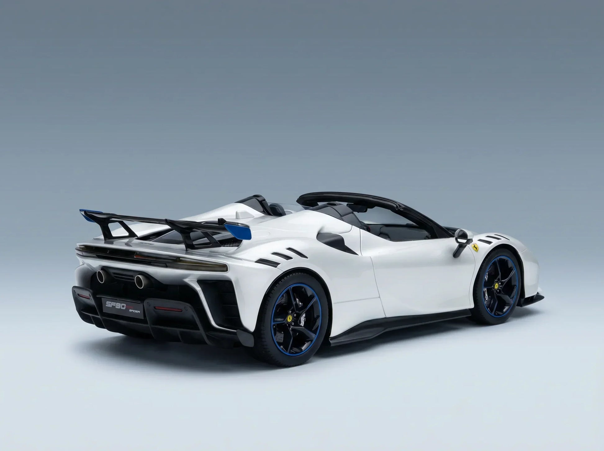 FERRARI - SF90 XX STRADALE SPIDER 2024 - AVEC VITRINE - ARGENTO NURBURGRING - ARGENT, BLEU, NOIR - Boutique de modèles réduits Vroomi