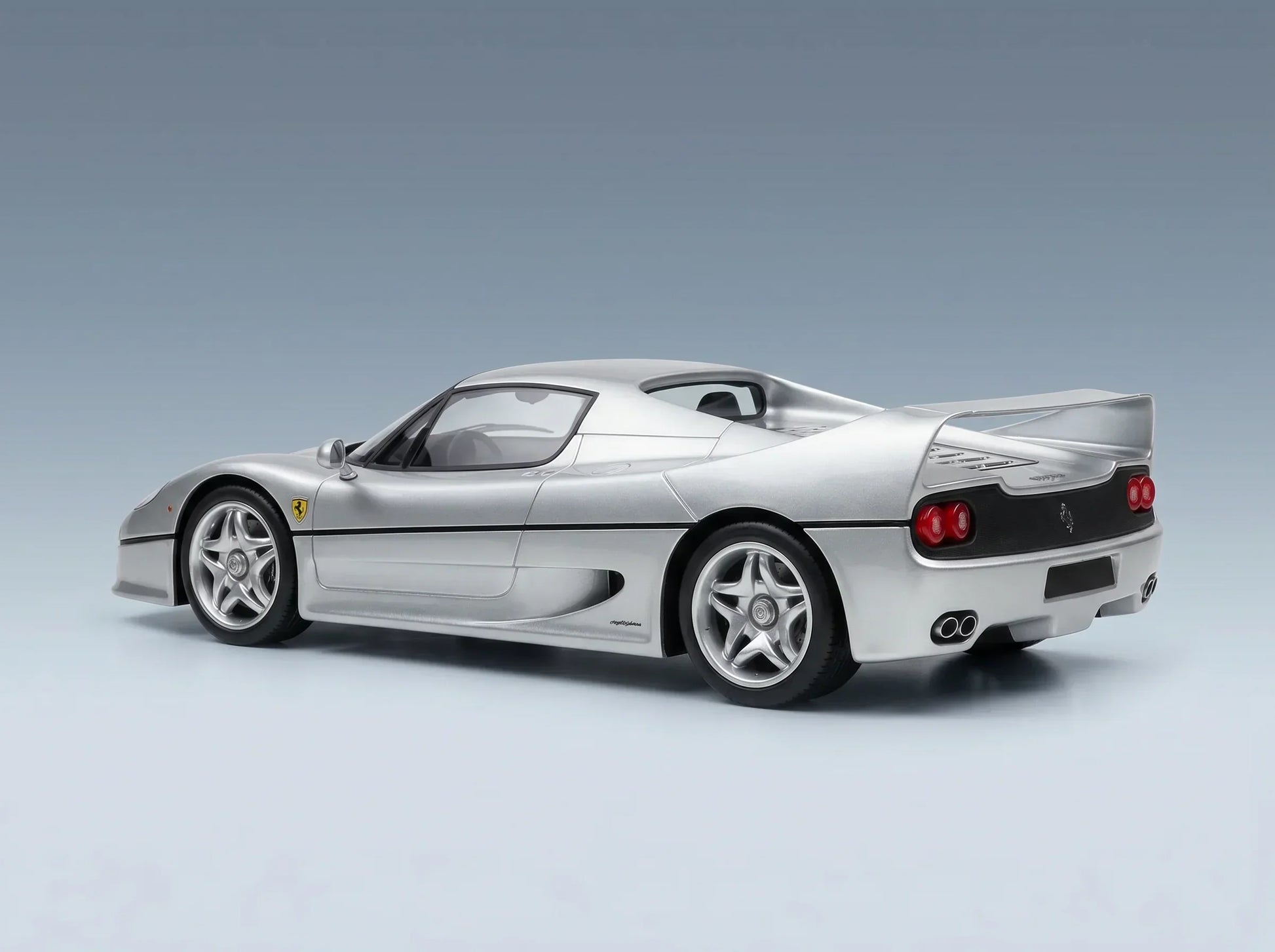 FERRARI - F50 COUPÉ 1995 - MET VITRINE - ARGENTO NURBURGRING - ZILVER Vroomi Schaalmodellenwinkel