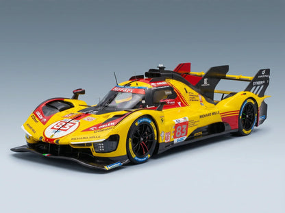 FERRARI - 499P 3,0 L TURBO V6 TEAM AF CORSE N.º 83 24 h de Le Mans 2024 ROBERT KUBICA - ROBERT SHWARTZMAN - YIFEI YE - CON VITRINA - AMARILLO Y ROJO Vroomi Tienda de maquetas de coches a escala