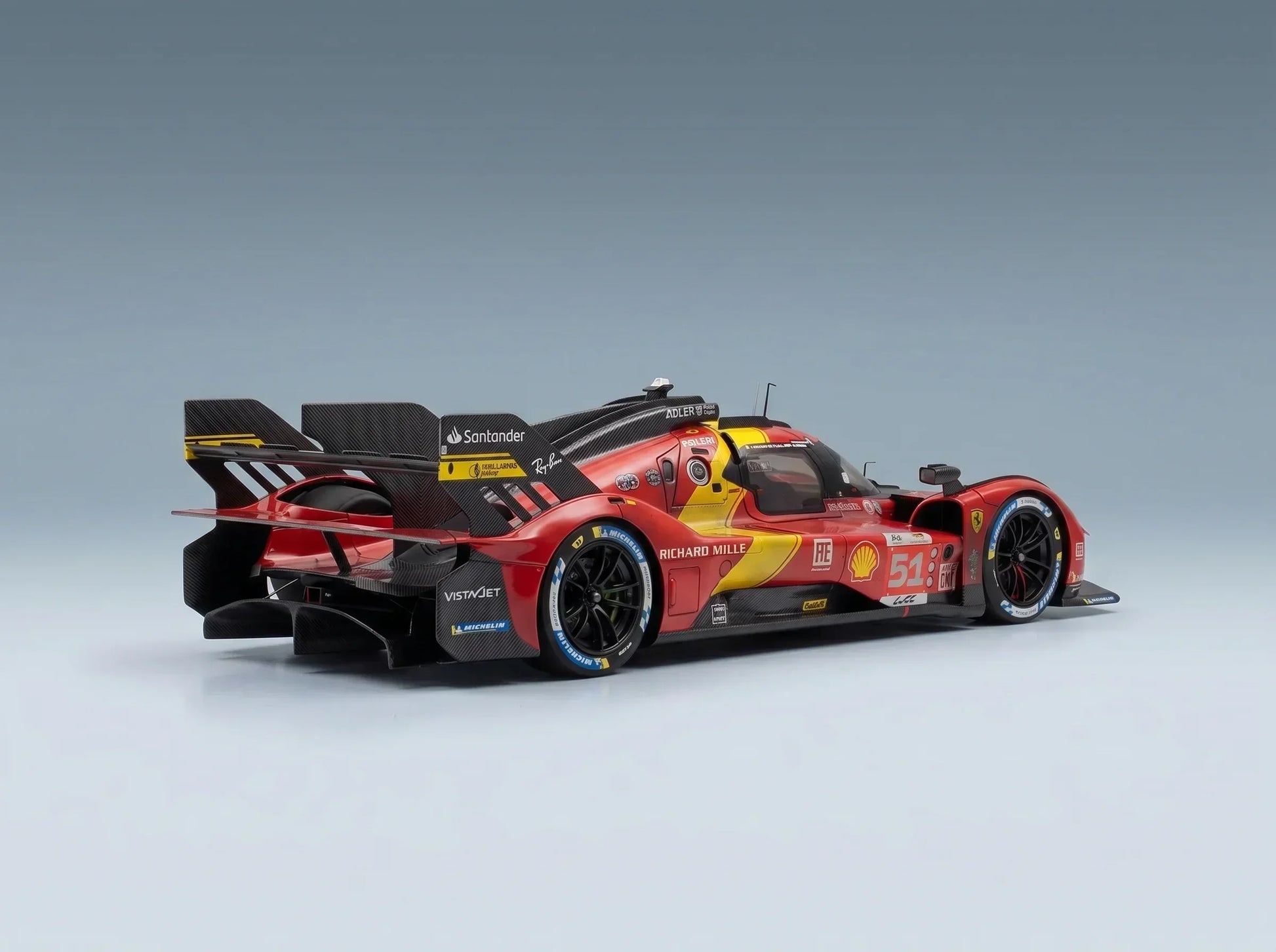FERRARI - 499P 3,0 L V6 TURBO ÉQUIPE FERRARI AF CORSE N° 51 VAINQUEUR DES 24 HEURES DU MANS (VERSION SALIE - APRÈS LA COURSE) 2023 ALESSANDRO PIER GUIDI - JAMES CALADO - ANTONIO GIOVINAZZI - AVEC VITRINE - COFFRET - ROUGE JAUNE NOIR Vroomi Modèles réduits de voitures Boutique