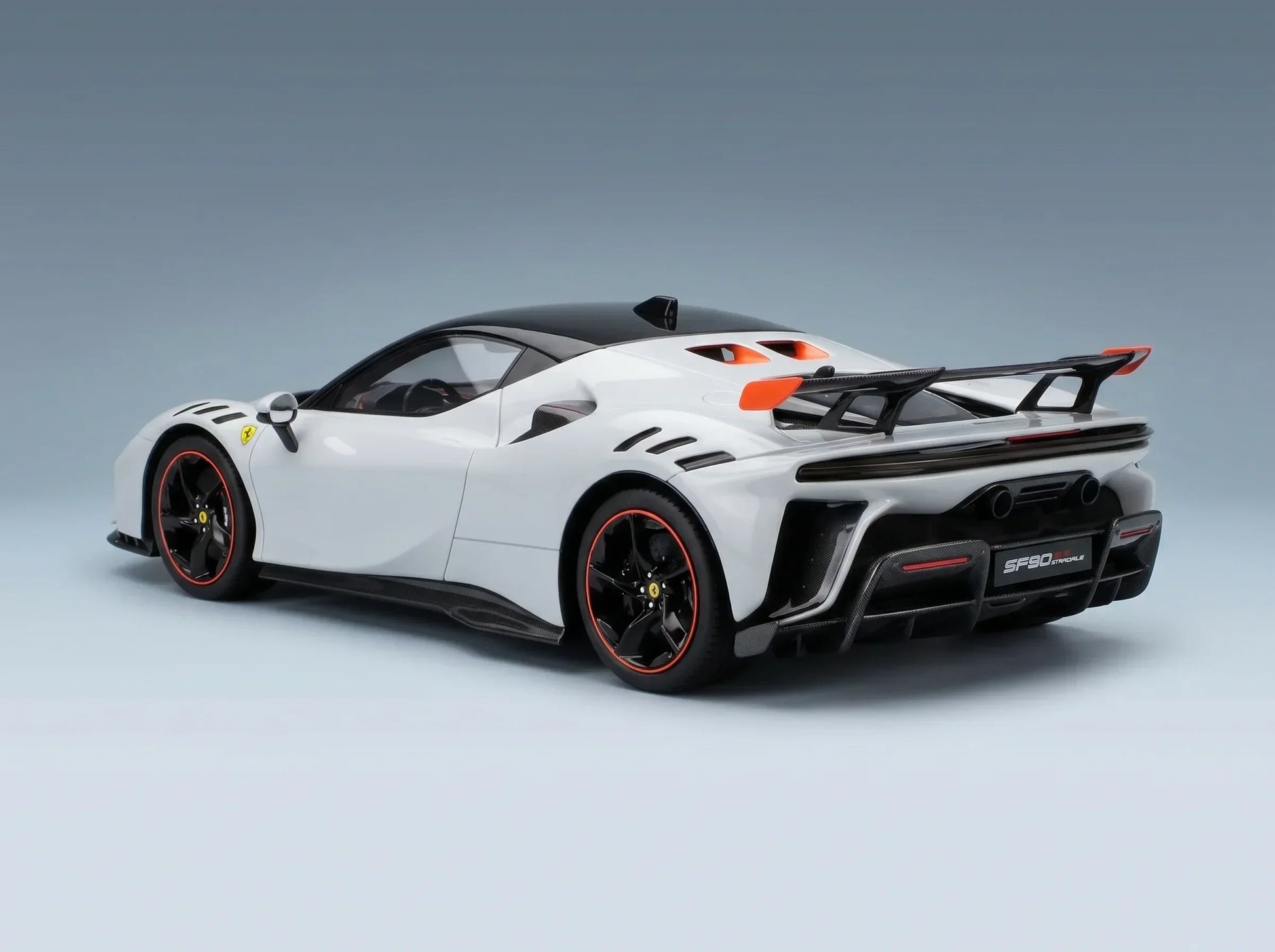 FERRARI - SF90 XX STRADALE 2024 - CON VITRINA - CON VITRINA - BIANCO ARTICO - BLANCO METALIZADO, NARANJA Y NEGRO Tienda de maquetas de coches Vroomi