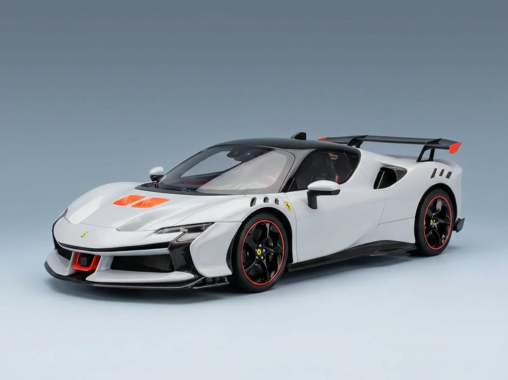 FERRARI - SF90 XX STRADALE 2024 - CON VITRINA - CON VITRINA - BIANCO ARTICO - BLANCO METALIZADO, NARANJA Y NEGRO Tienda de maquetas de coches Vroomi