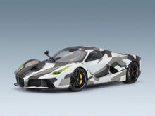 Weiß-graues Auto-Modell im Camouflage-Design mit gelben Akzenten, präsentiert von Vroomi für Sammler