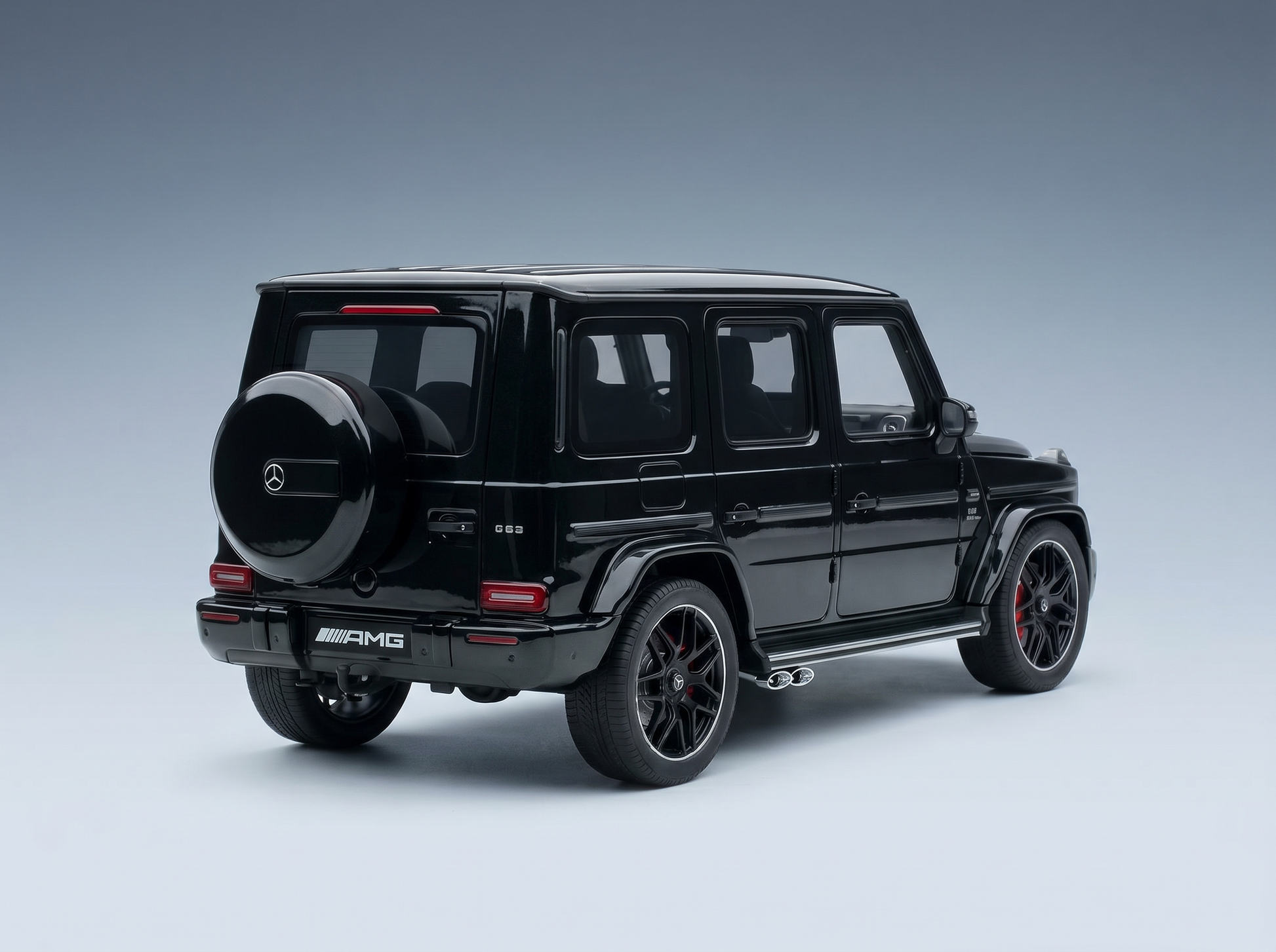 Schwarzes Mercedes-AMG G63-Modellauto von Vroomi mit detailgetreuem Design und eleganter Oberfläche.
