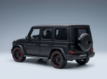 Schwarzes Mercedes-AMG G63-Modellauto mit Rädern mit roten Akzenten, präsentiert von Vroomi für Sammler.