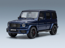 Blaues Mercedes-AMG G63-Modellauto mit detailgetreuem Kühlergrill und schwarzen Felgen, präsentiert von Vroomi