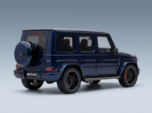 Blaues Mercedes-AMG G63-Modellauto von Vroomi mit schwarzen Felgen und detailgetreuem Außendesign.