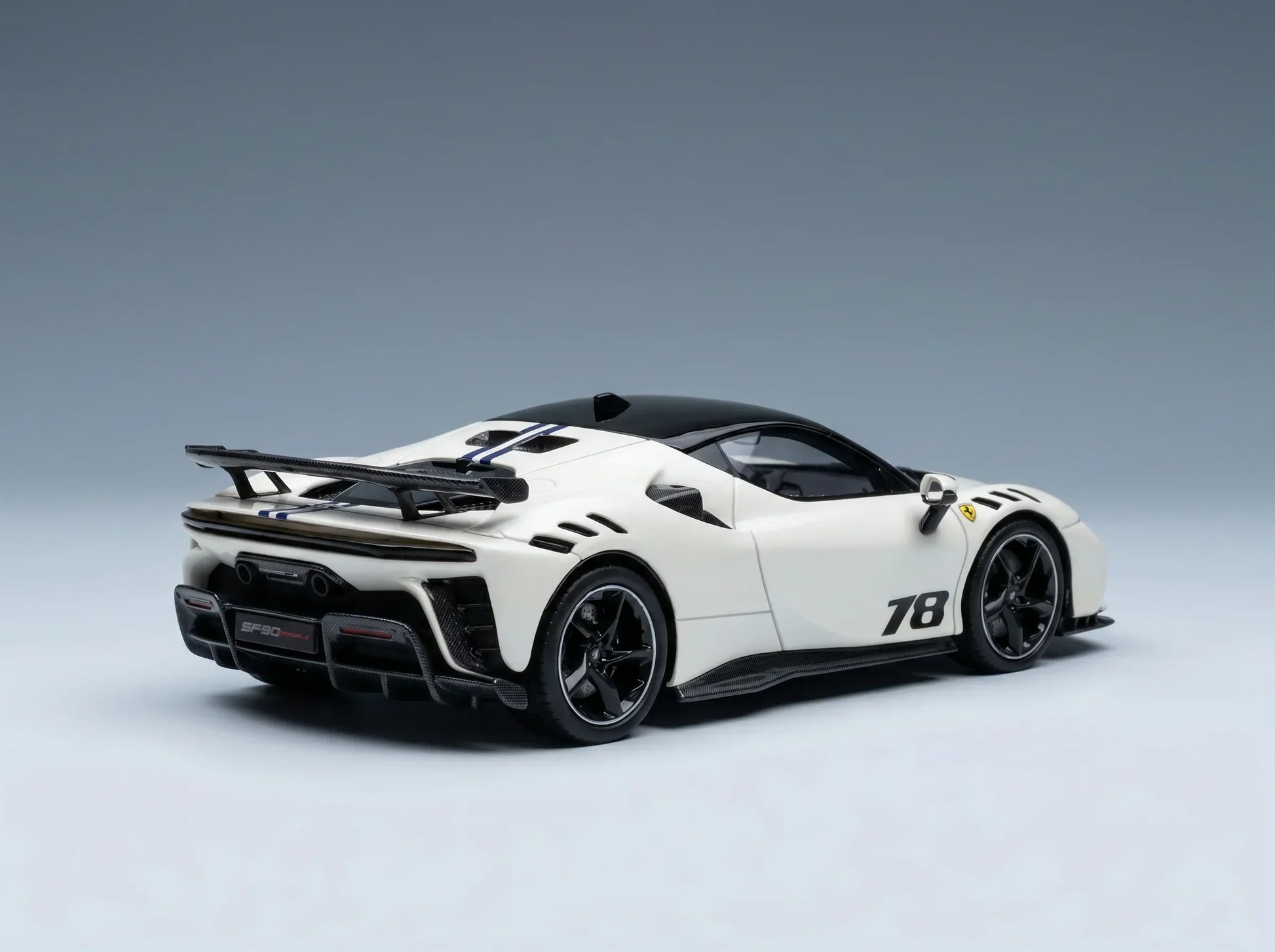 FERRARI - SF90 XX STRADALE N° 78 2024 - BIANCO ITALIA - BLANC MAT ET NOIR - Boutique de modèles réduits Vroomi