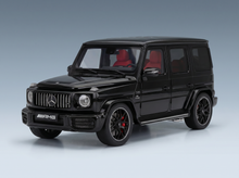 Schwarzes Mercedes-AMG G63-Modellauto mit roter Innenausstattung, präsentiert von Vroomi für Sammler.