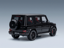 Schwarzes Mercedes-AMG G63-Modellauto von Vroomi mit roter Innenausstattung und detailgetreuer Gestaltung.