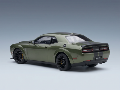 Olivgrünes Dodge Challenger-Modellauto mit schwarzen Rädern, präsentiert von Vroomi für Sammler.