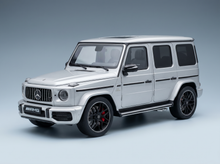 Silbernes Mercedes-AMG G63-Modellauto von Vroomi mit schwarzen Felgen und detailgetreuer Gestaltung.