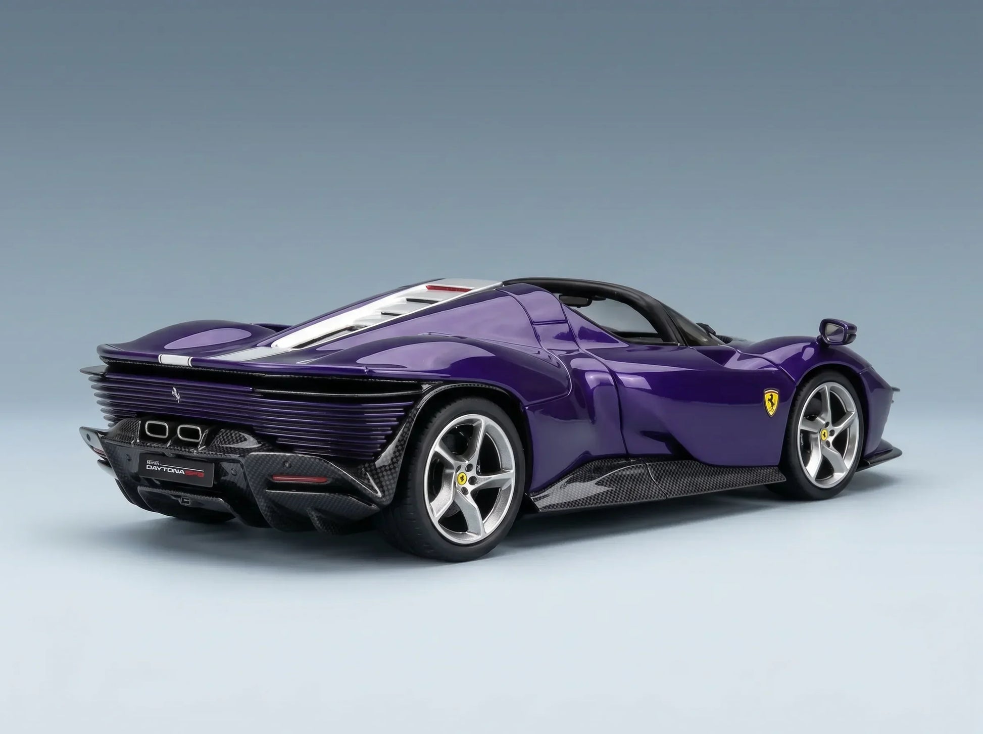 FERRARI - DAYTONA SP3 SERIE ICONA DESCAPOTABLE 2022 - VIOLA DINO - MORADO Y BLANCO Tienda de maquetas de coches Vroomi