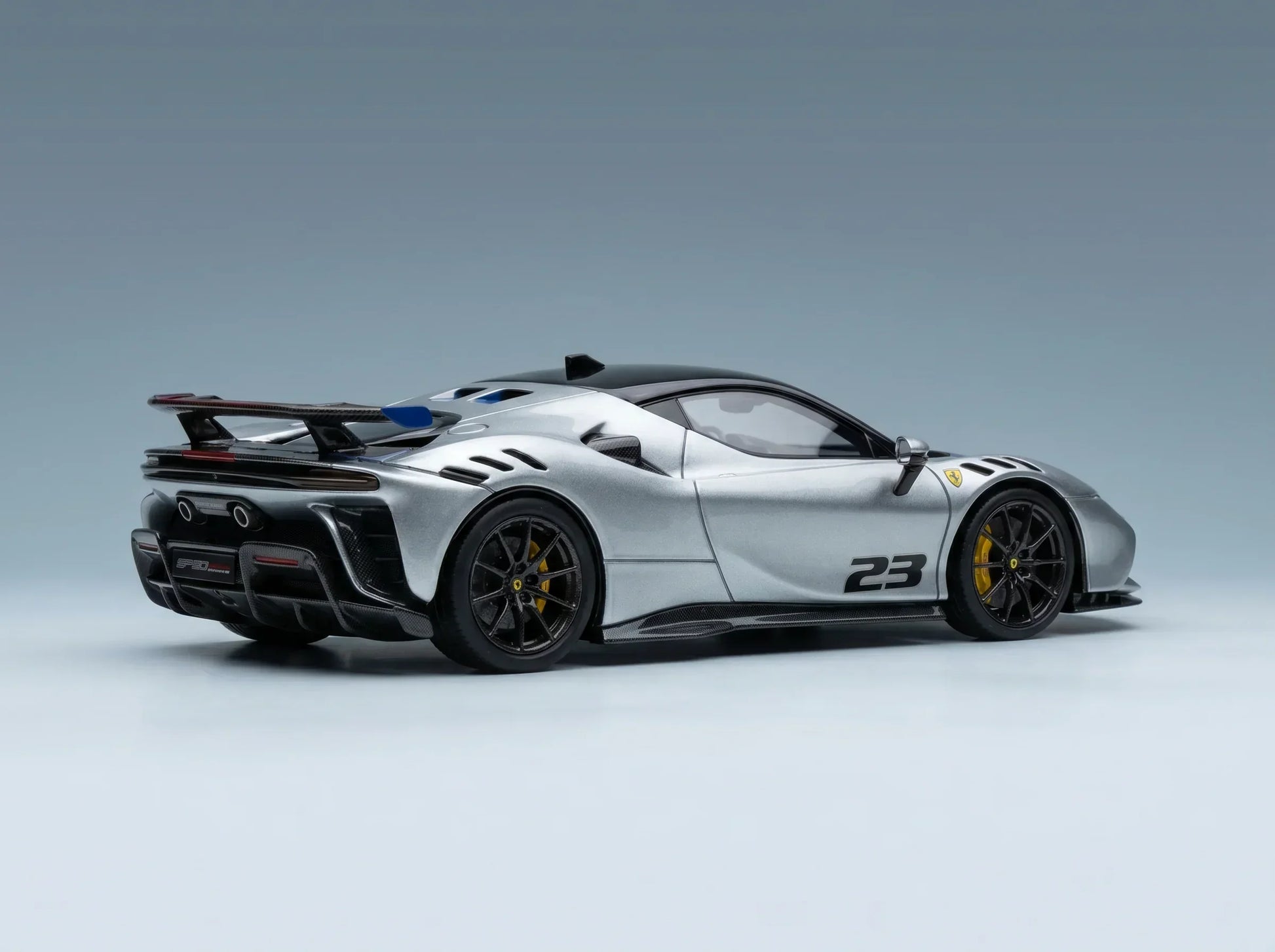 FERRARI - SF90 XX STRADALE N° 23 2024 - GRIGIO TITANIO - GRIS MÉTALLISÉ, NOIR, BLEU - Boutique de modèles réduits Vroomi