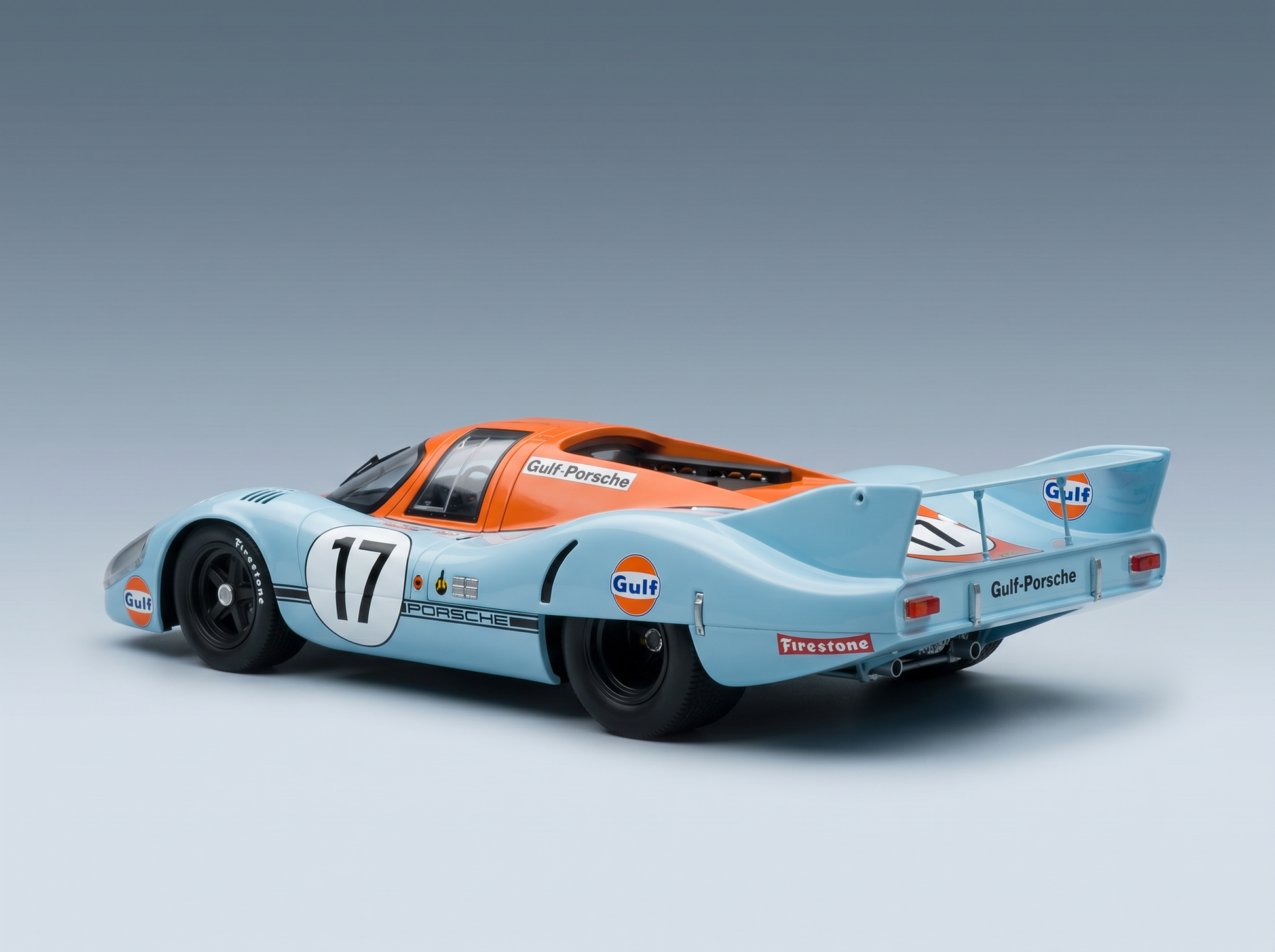 Gulf Porsche 917 Modellauto mit der legendären blau-orangefarbenen Lackierung, präsentiert bei Vroomi