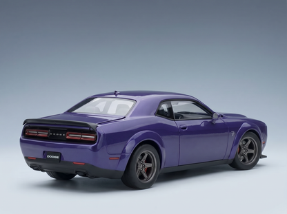 Lila Dodge Challenger-Modellauto von Vroomi, das sich durch ein elegantes Design und eine detailreiche Verarbeitung auszeichnet.