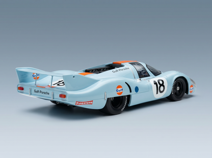 Gulf-Porsche-Modellauto im Maßstab 1:18 in Hellblau mit orangefarbenen Akzenten, präsentiert von Vroomi für Sammler.