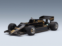 Maqueta de coche en negro y dorado, monoplaza de Fórmula 1 con neumáticos Pirelli y el logotipo de Renault Elf, Vroomi
