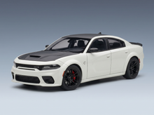 Weißes und schwarzes Dodge Charger SRT Hellcat-Modellauto von Vroomi mit roten Bremssätteln und elegantem Design