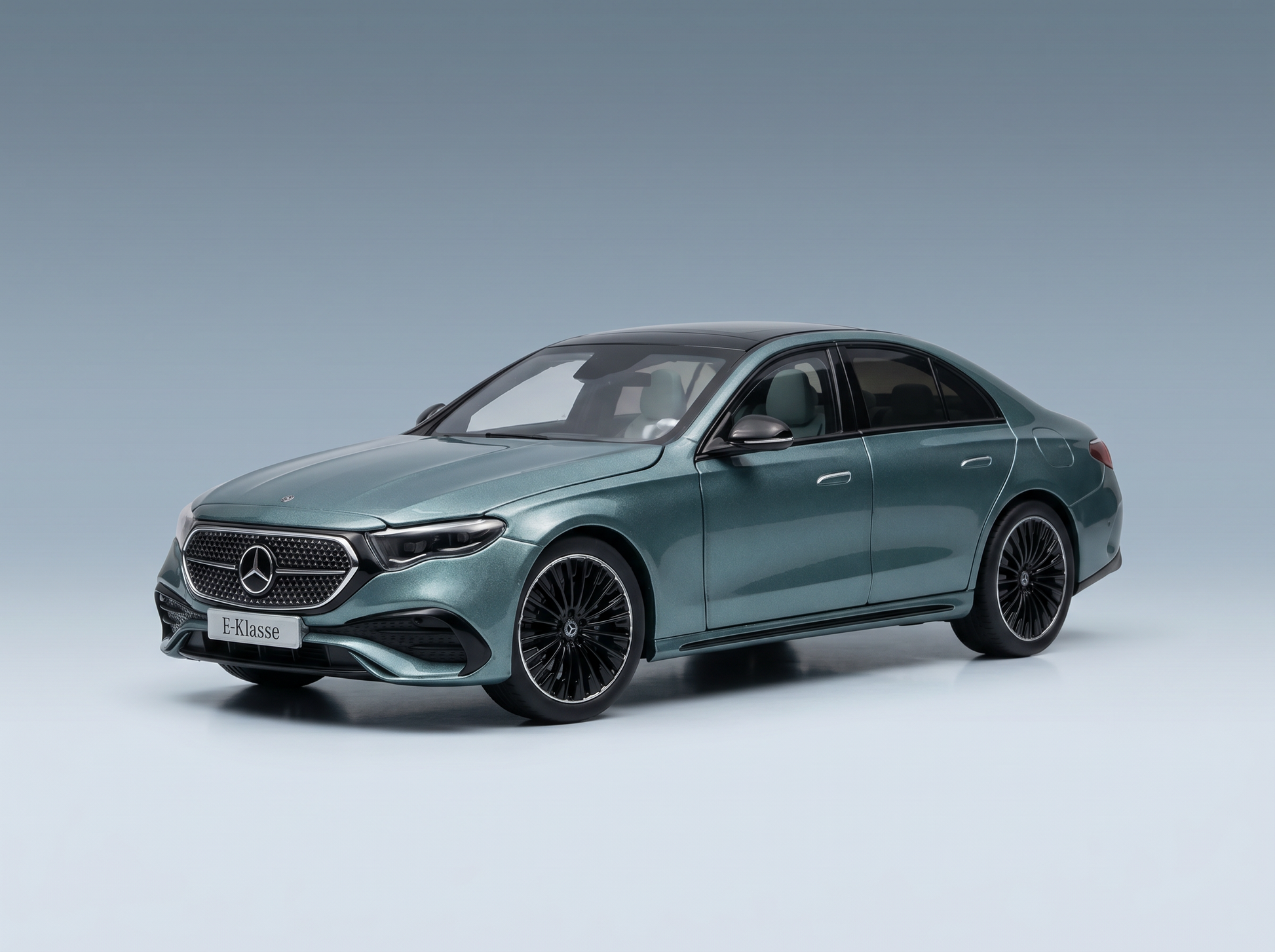 modellino in scala della Mercedes-Benz Classe E modellino colore verde acqua, replica dettagliata in metallo pressofuso di Vroomi