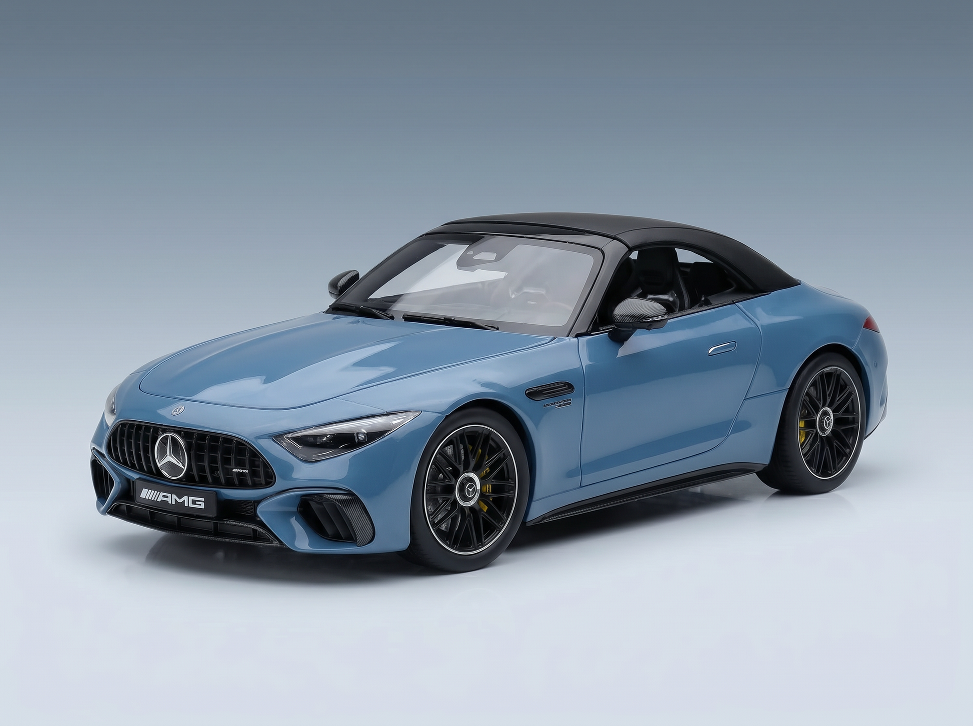 modellino in scala Mercedes-AMG blu modellino Vroomi, caratterizzato da un design elegante e cerchi neri.