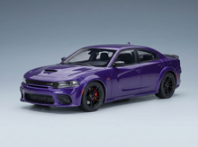 Lila Dodge Charger SRT Hellcat-Modellauto von Vroomi mit schwarzen Felgen und roten Bremssätteln.