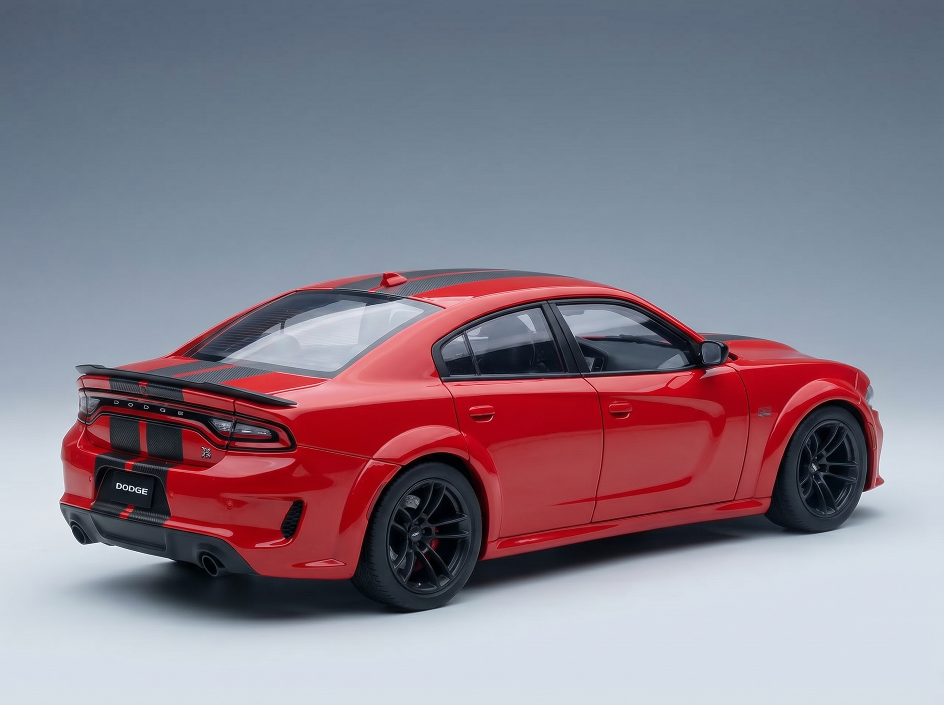 Rotes Dodge Charger SRT Hellcat-Modellauto von Vroomi mit schwarzen Felgen und Rennstreifen.