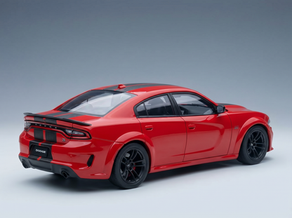 Rotes Dodge Charger SRT Hellcat-Modellauto von Vroomi mit schwarzen Felgen und Rennstreifen.