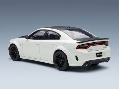 Weißes Dodge Charger SRT-Modellauto mit schwarzen Akzenten, präsentiert von Vroomi für Sammler