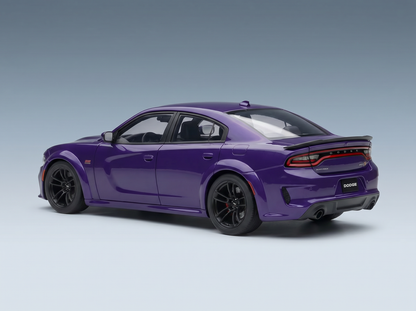 Lila Dodge Charger SRT Hellcat-Modellauto von Vroomi mit schwarzen Felgen und Heckspoiler